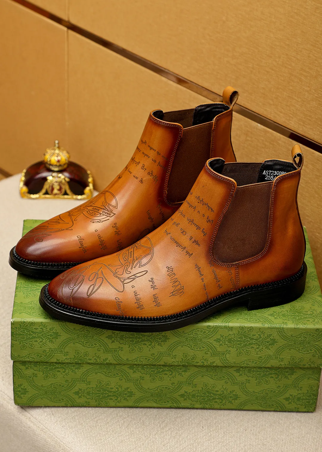 Men's shoes 💰640 💐 Product trademark: GUCCI "Gucci" high-top leather shoes Regular size: 38-44 (37.45.46🉑️Customized) Product materials: Selected imported first-layer calfskin embossed upper + luxury hardware buckle, imported sheep 🐑 leather lining. Strong three-dimensional visual effect, original outsole Color: 3⃣️colors available
